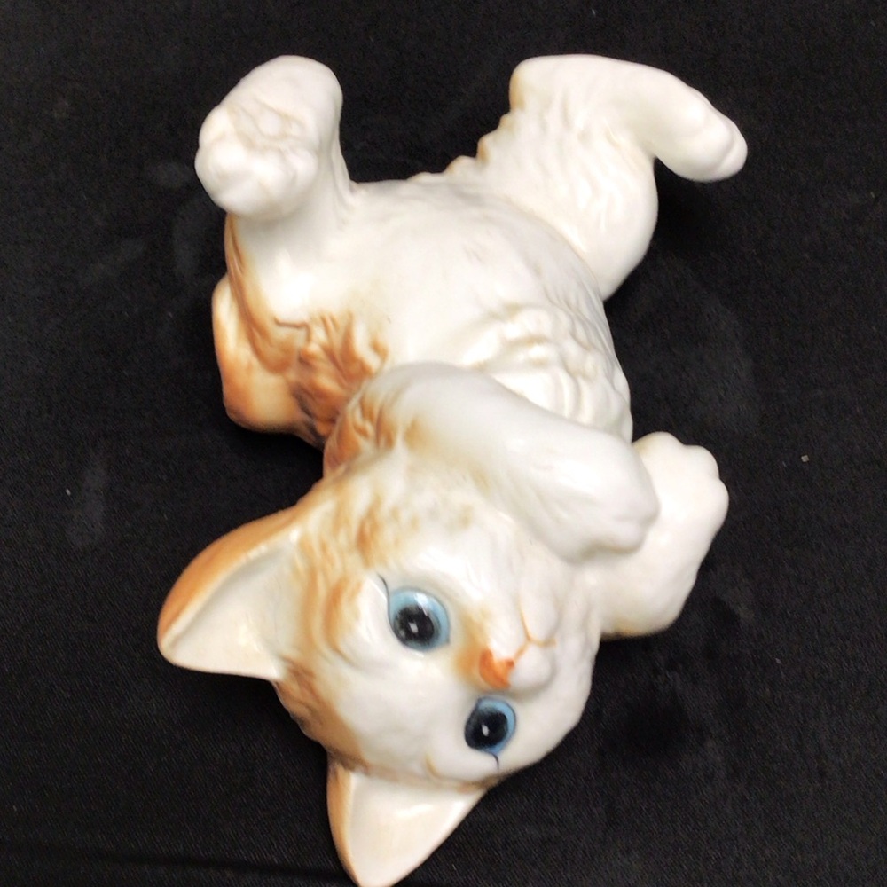 VINTAGE-Adorable Ceramic Cat Figurine